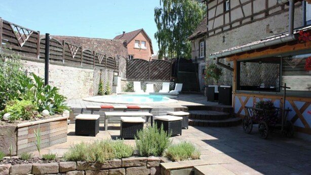 A backyard with a swimming pool, outdoor seating, and a barbecue area. - Riesling, Gites des Dix Vins (Dangolsheim)