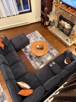 Smart-TV, Kamin, Videospiele, Bücher