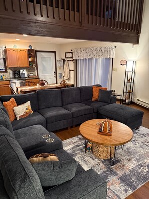 TV connectée, cheminée, jeux vidéo, livres