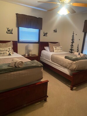 3 bedrooms, desk, free WiFi, bed sheets - Cozy Pocono Chalet (Albrightsville)