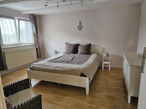 1 bedroom, iron/ironing board, travel cot, free WiFi