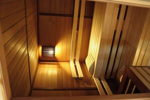 A sauna with wooden walls and benches. - Gewurztraminer, Gites des Dix Vins (Dangolsheim)