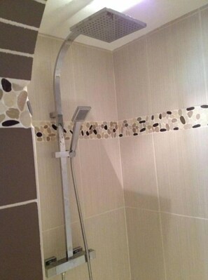 Secadora de cabello, toallas, papel de baño 