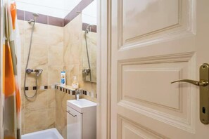 Handtücher, Seife, Toilettenpapier