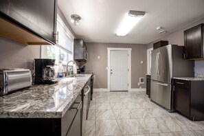 Jääkaappi, mikroaaltouuni, uuni, liesi