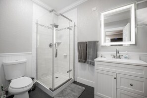 Dusche, Haartrockner, Handtücher, Seife