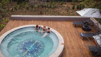 Bañera de hidromasaje al aire libre