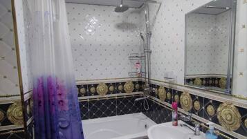 Douche, sèche-cheveux, serviettes fournies, savon