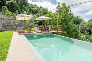 Outdoor pool, pool umbrellas, sun loungers - Casa Aurora in Genova (Uscio)