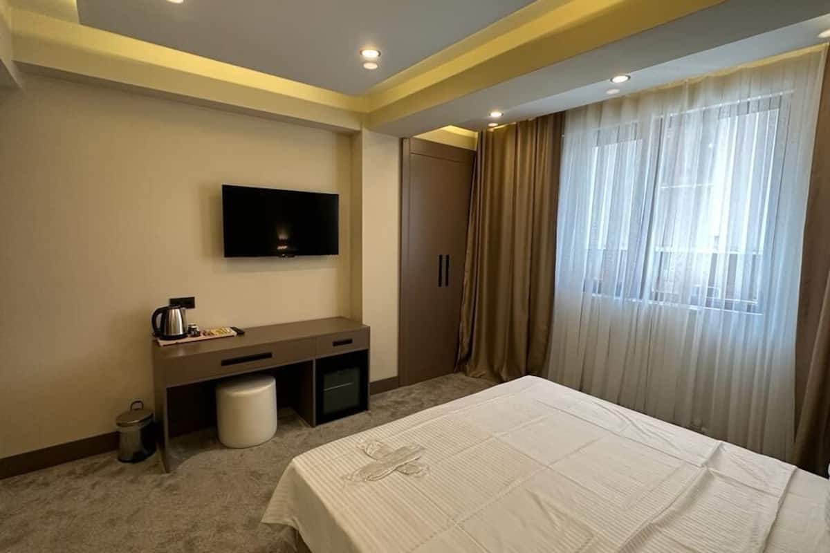 Free minibar items, individually decorated, individually furnished