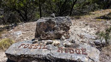 En sten med inskriptionen ”FOSSIL RIDGE”.