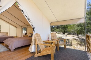 1 quarto, ferros/tábuas de passar roupa, berço de viagem