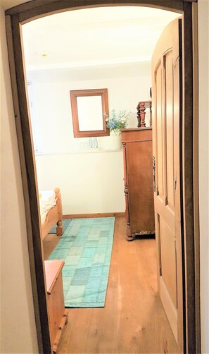 2 bedrooms, iron/ironing board, travel cot, free WiFi