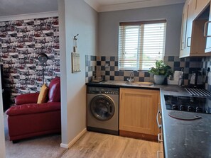 Business Apartment | Private kitchen | Fridge, microwave, oven, stovetop - Red Door Malt - Huku Kwetu (Dunstable) (Dunstable)