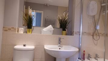 Business Apartment | Bathroom | Combined shower/bathtub, rainfall showerhead, free toiletries