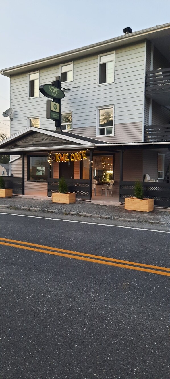 Exterior - KWE Café & Auberge (Pohenegamook)