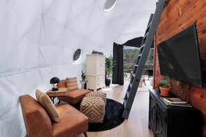 TV - Heated Cowboy Pool + Stargazing Dome & Yoga Studio Retreat (Spring Branch)