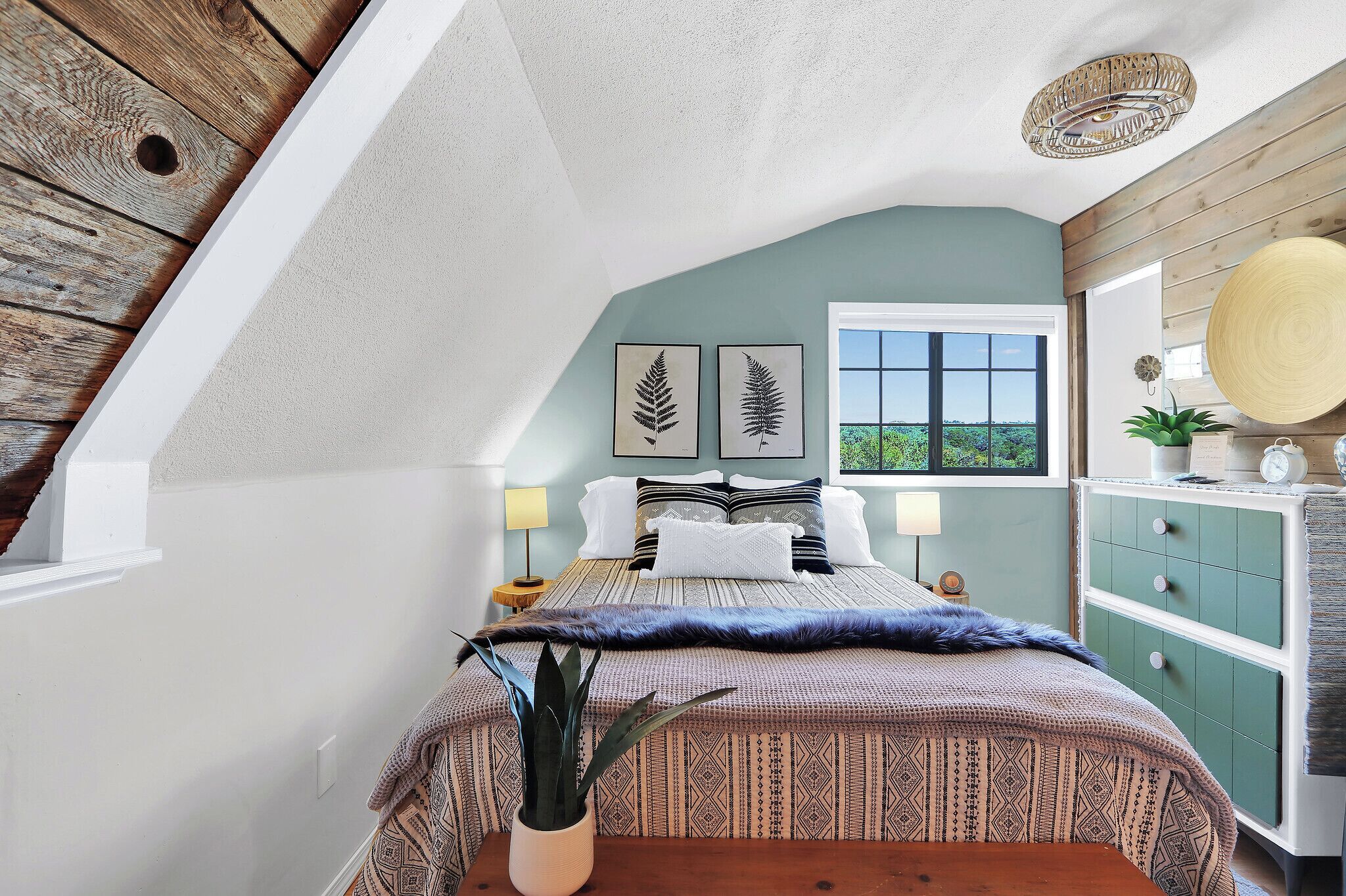 2 bedrooms, desk, iron/ironing board, WiFi