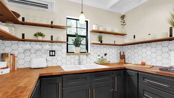 Køleskab, mikrobølgeovn, ovn, kogeplade