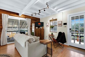 TV - Barnhouse I Private pool,Hot tub, stargazing (Spring Branch)