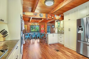 Fridge, microwave, oven, stovetop - Cousins River Retreat I Log Home, River, Hot tub (Martindale)