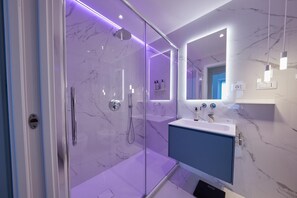 Een douche,  milieuvriendelijk toiletgerief, een haardroger, een bidet