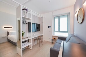 1 slaapkamer, een kluis op de kamer, een bureau