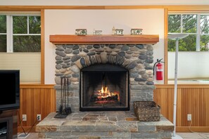 Interior - 1 block to beach, fireplace, large kitchen, duplex-Valentine's House MCA#525 (Manzanita)