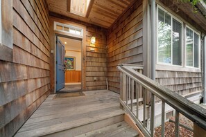 Interior - 1 block to beach, fireplace, large kitchen, duplex-Valentine's House MCA#525 (Manzanita)