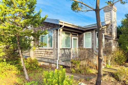 1 block to beach, fireplace, large kitchen, duplex-Valentine's House MCA#525