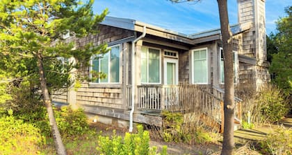 1 block to beach, fireplace, large kitchen, duplex-Valentine's House MCA#525