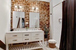 Badekar, hårføner, håndklær og sjampo