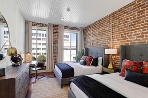 6 Schlafzimmer, Schreibtisch, Bügeleisen/Bügelbrett, Reisekinderbett