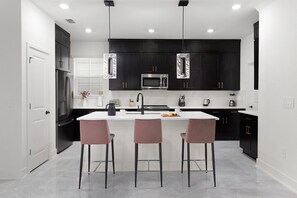 Fridge, microwave, oven, stovetop - The Magnificent | Heart of International Drive - enjoy PVT pool, huge BRs, more (Orlando)