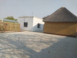 Ein Gebäude mit einem Strohdach und einer weißen Fassade.