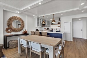Dining - 3J - A gorgeous updated 2 bedroom / 2 bathroom property in Station One (Wrightsville Beach)