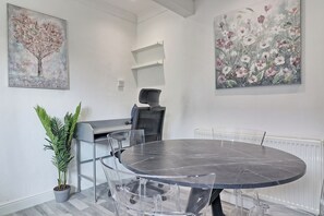 Dining - Elegant Retreat near Station, Pet-Friendly (Essex)