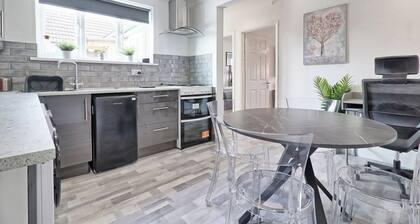 Elegant Retreat near Station, Pet-Friendly