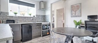 Elegant Retreat near Station, Pet-Friendly