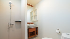A bathroom with a shower, sink, toilet, and a mirror cabinet. - Hill Myna Holiday Park & Cafe (Choeng Thale)