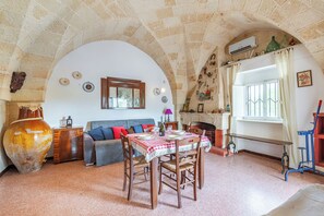 Family Villa, 3 Bedrooms, 2 Bathrooms (Carbone Country House Oria) | Dining room - Carbone Country House Oria (Oria)