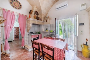 Family Villa, 3 Bedrooms, 2 Bathrooms (Carbone Country House Oria) | Dining room