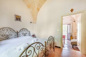 Familie villa, 3 slaapkamers, 2 badkamers (Carbone Country House Oria) | 3 slaapkamers, een strijkplank/strijkijzer, wifi (toeslag), beddengoed