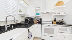 Refrigerador, microondas, cafetera y tetera y utensilios de cocina 