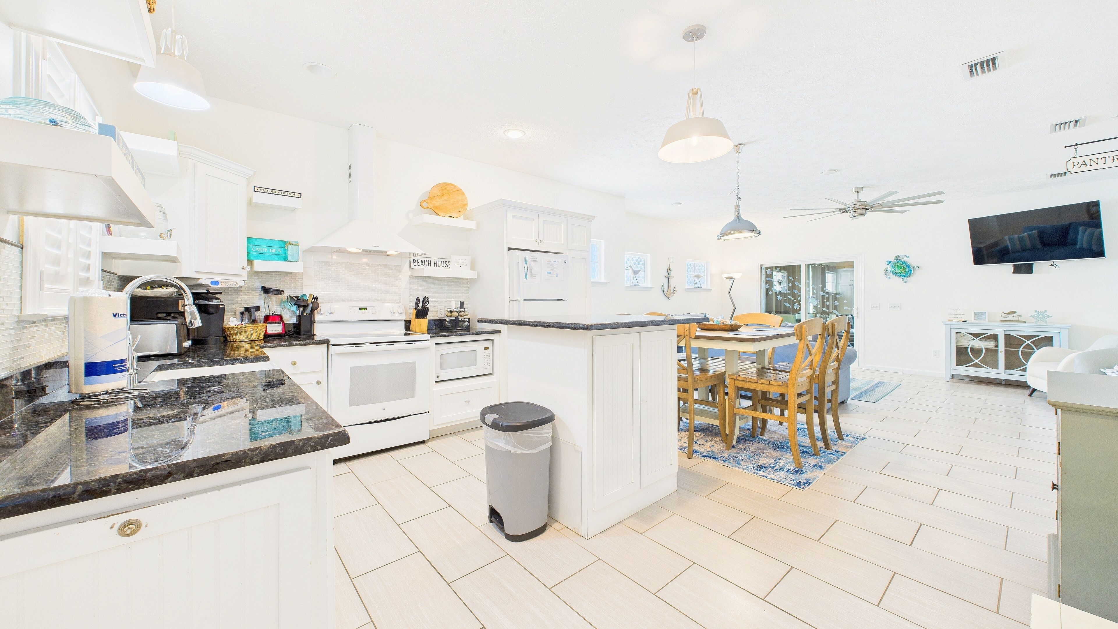 Mikrobølgeovn, kokeplater, oppvaskmaskin og kaffetrakter/tekoker