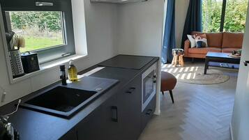 Een koelkast, een magnetron, een oven, een kookplaat