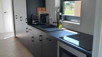 Een koelkast, een magnetron, een oven, een kookplaat