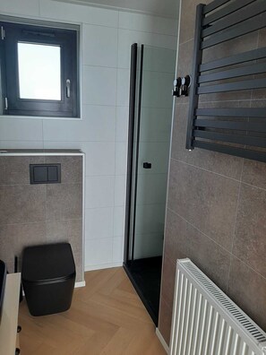 Douche, sĂšche-cheveux, serviettes fournies, papier toilette