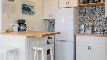 Réfrigérateur, micro-ondes, plaque de cuisson, cafetiÚre/bouilloire
