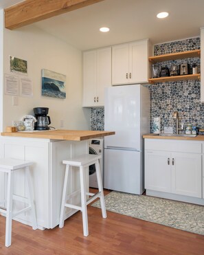 Réfrigérateur, micro-ondes, plaque de cuisson, cafetière/bouilloire